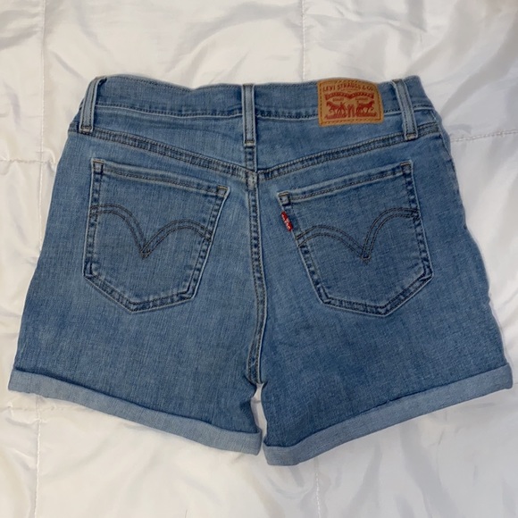 Levi’s Women Shorts Mid Length - Picture 2 of 2